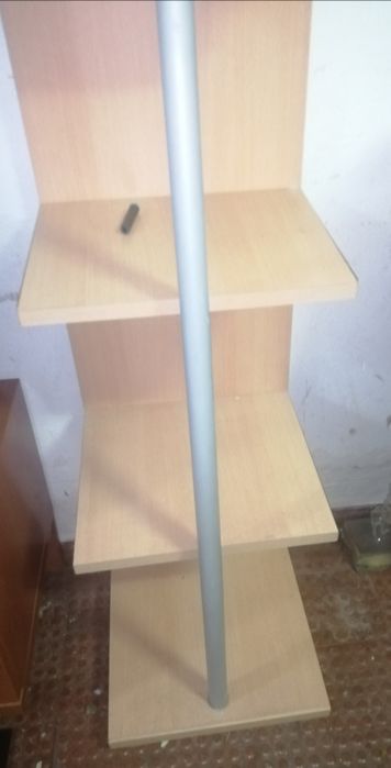 Móvel com prateleira