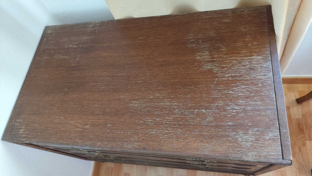 Cómoda antiga a necessitar de restauro - a levantar