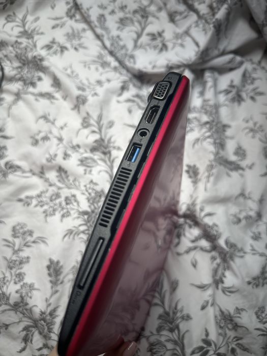 Laptop Asus x 102 b + SSD 220 Gb (powiekszony) + torba gratis