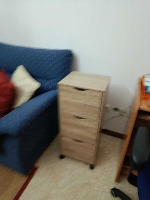 Móvel pequeno com 3 gavetas e rodas