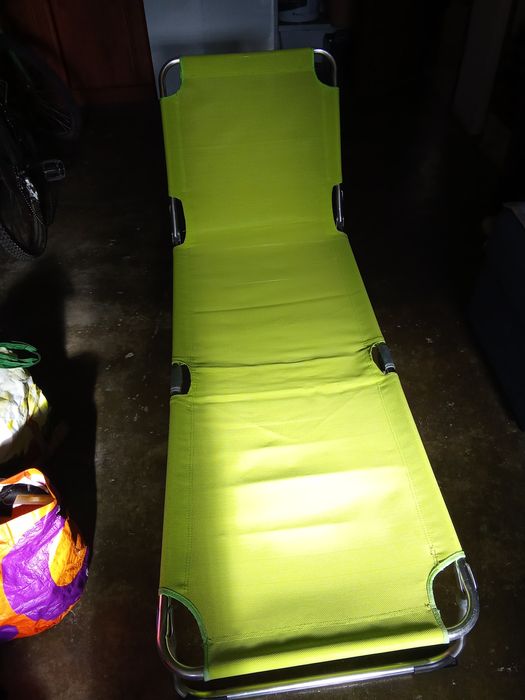 Espreguiçadeira verde.