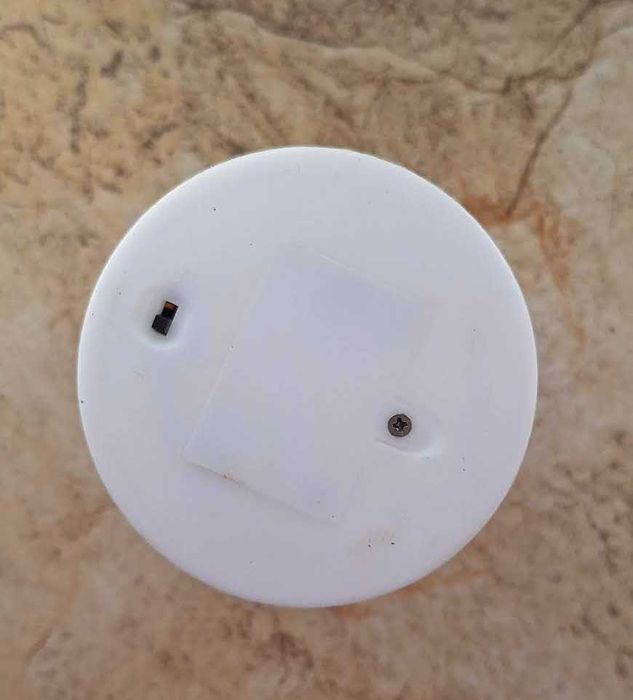 Mała biała lampka na biurko na szafkę nocną działa na baterie