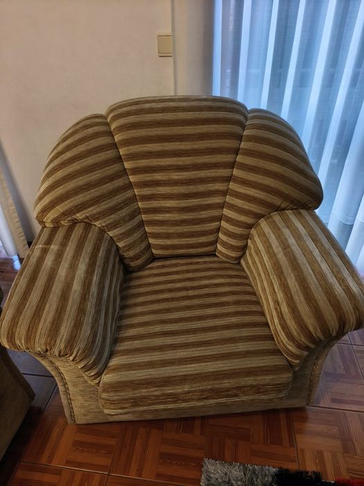 3 sofás em bom estado e com sofá cama.