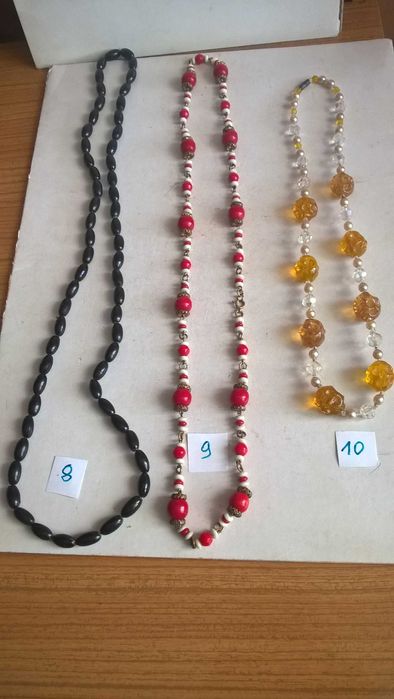 wisiorki , korale i broszki PRL