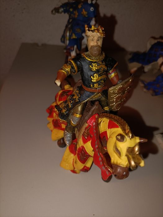 5 Bonecos de cavalos, guerreiro, rei e soldado romano, etc