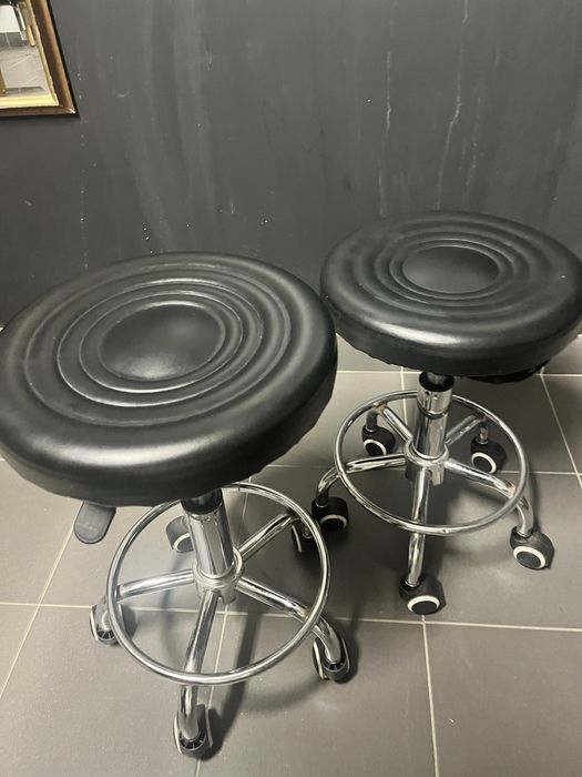 Czarne krzeslo typu hoker, regulowane idealne do uslug kosmetycznych