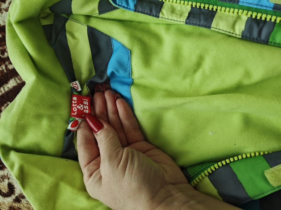 Продам демісезонний комбінезон на зріст 122 см+6