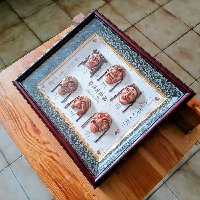 Quadro com máscaras coreanas