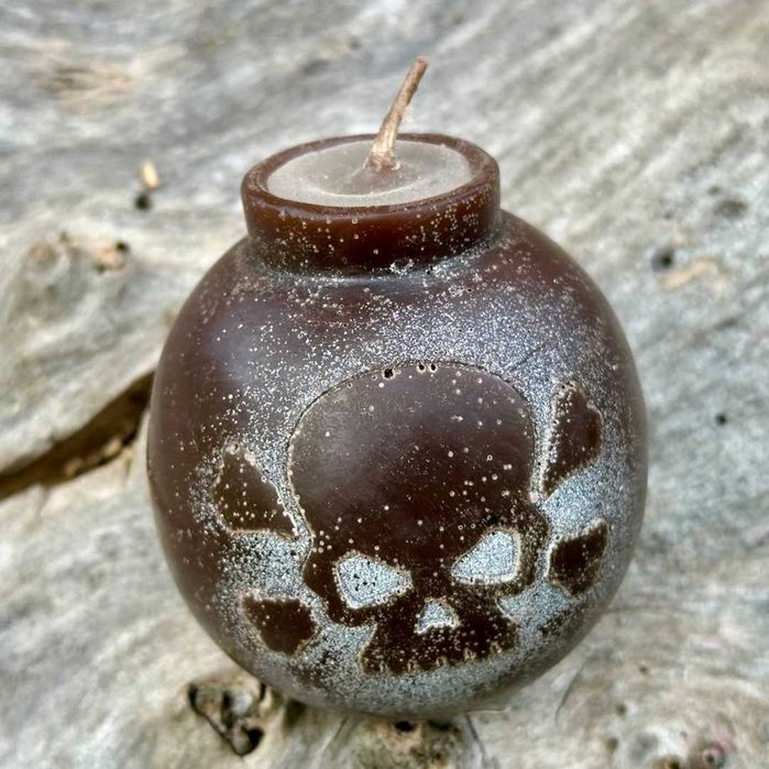 Свічка ручної роботи у формі бомби