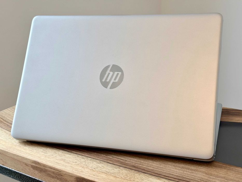 HP Pavilion 15 / i3-7020U / 8GB DDR4 / 256GB SSD / 15,6 FHD / UHD 620