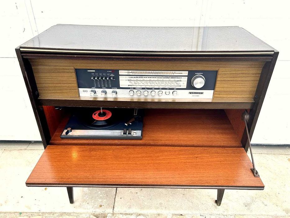 Rádio gira-discos a funcionar antigo