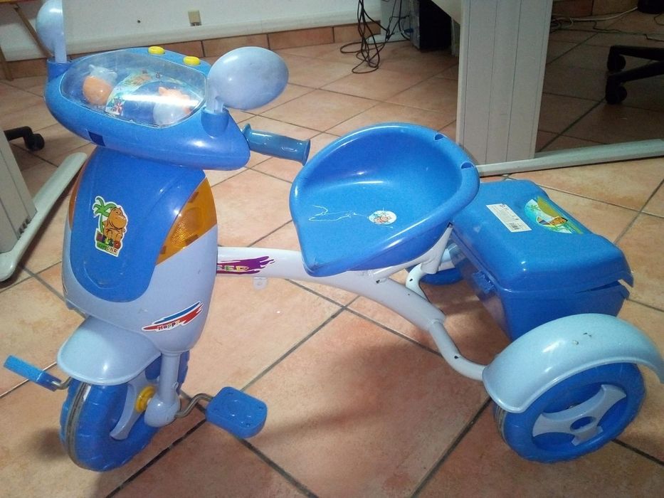 Triciclo/mota infantil com música, luzes e mala de transporte