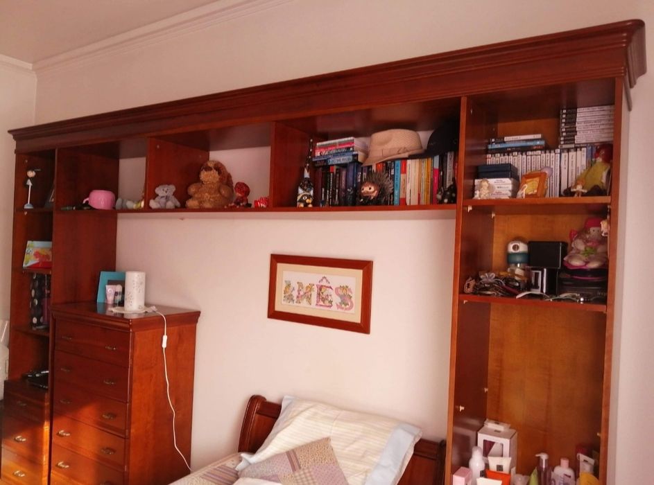 Mobília em Cerejeira (Estante e Cama)