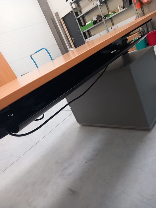 Biurko elektryczne z elektrycznie regulowanym blatem