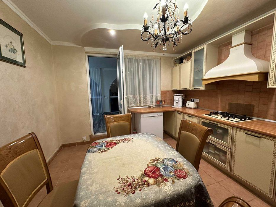 Продається сучасний 1,5-рівневий будинок у с. Барвінок