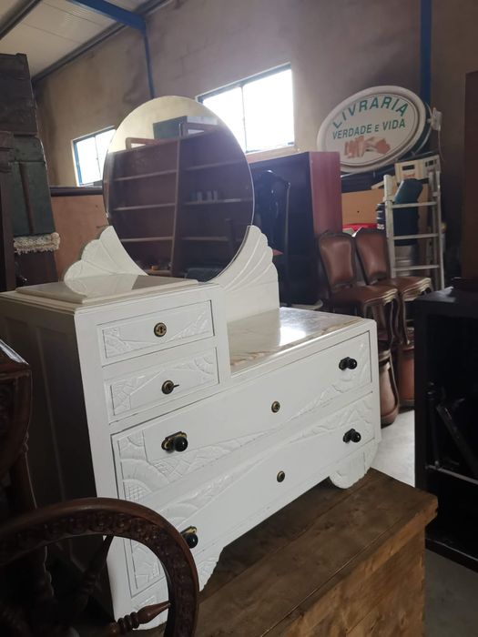 Móvel aparador e toucador Arte Nova
em bom estado com algumas mar