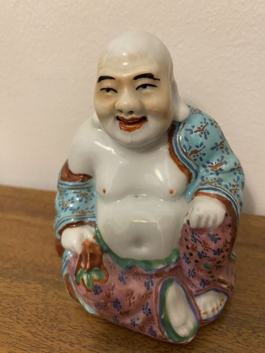 Estatueta de Buda Feliz em Porcelana – Peça decorativa oriental