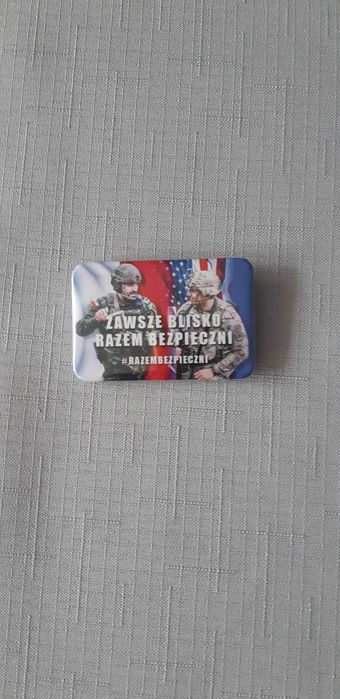przypinka Zawsze blisko rzem bezpieczni Polska -U.S.A