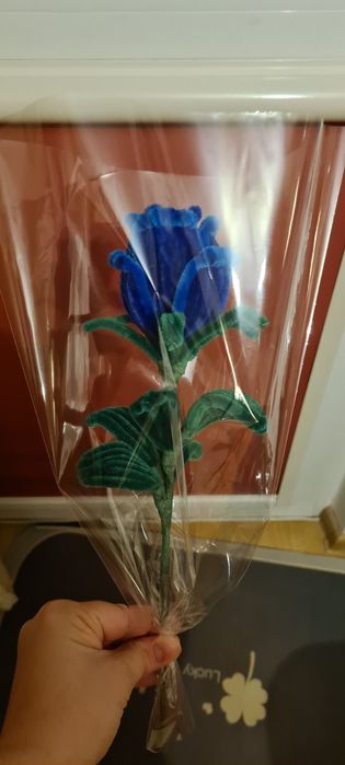 sztuczna róża na prezent