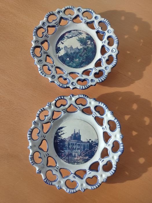 Conjunto de pratos em faiança portuguesa.