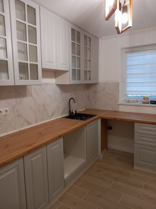 Виконую внутрішні ремонтні роботи