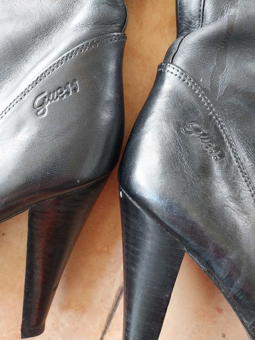 Botas pretas da Gess tamanho verdadeiro