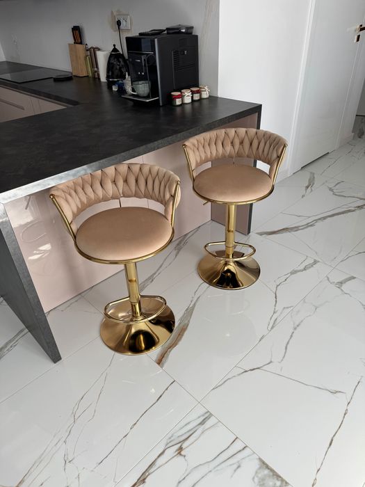 Nowe eleganckie hokery welurowe w kolorze bezowym ze zlota podstawa.