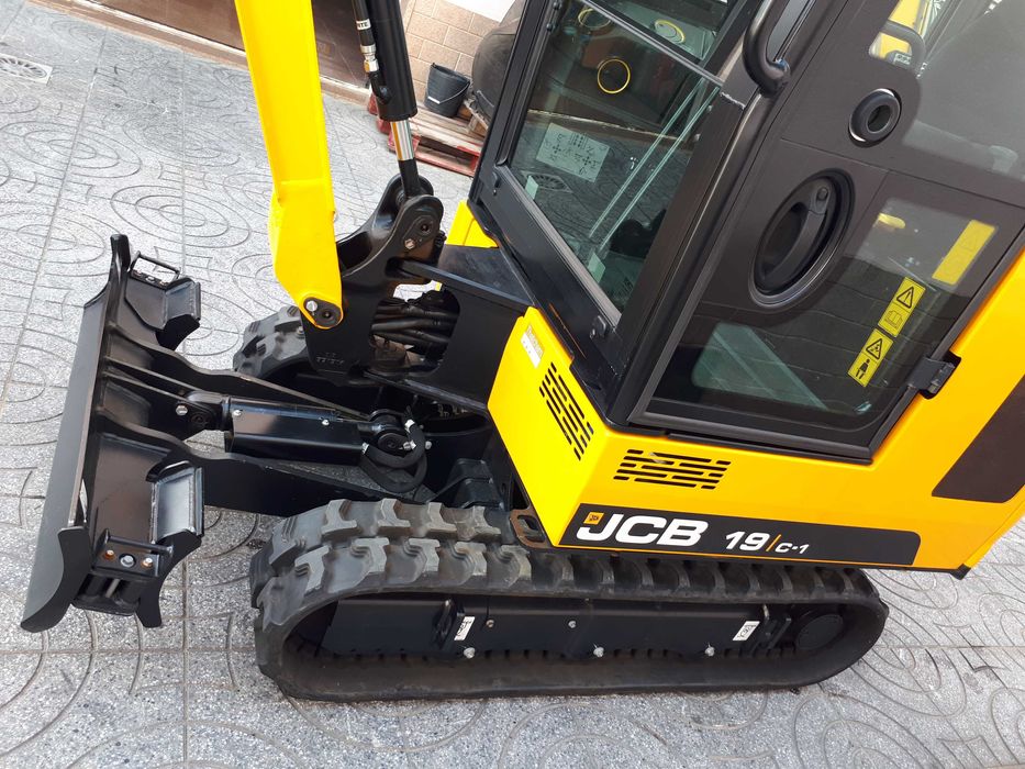 Máquina Escavadora Giratória Hidráulica JCB 19C-1