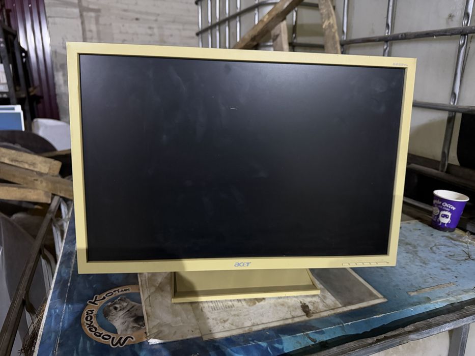 Мониторы acer в рабочем состоянни в комплекте шнуры