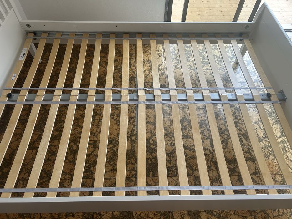 Cama branca 140 x 200