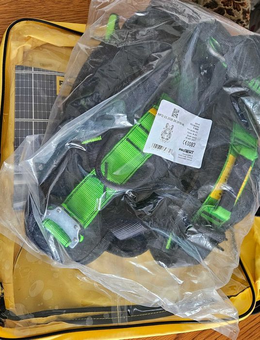 Szelki bezpieczeństwa + hełm ochronny+ urządzenie samohamowne