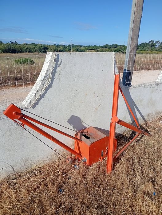 Guincho grueta elétrico com capacidade de elevação de 300 kg, totalmente giratório e a funcionar perfeitamente...