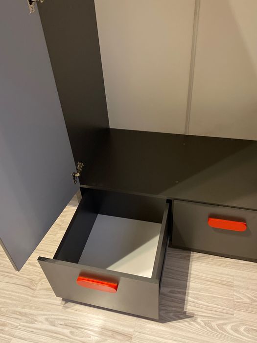 Nowoczesna szafa dwudrzwiowa z szufladami – idealny stan