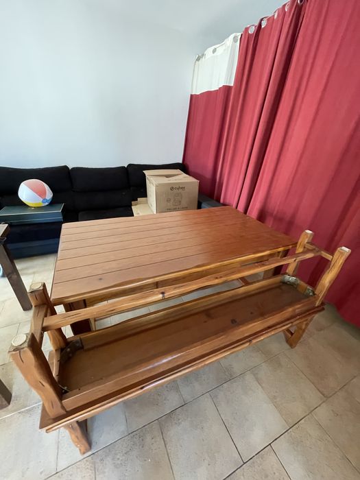 Mesa e Bancos em bom estado