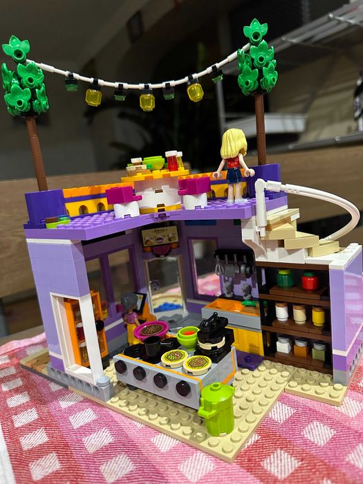 Конструктор LEGO® Friends Хартлейк-Сити. Общественная кухня (41747)