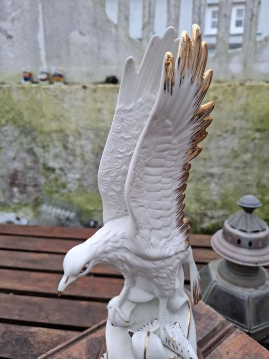 Escultura, figura. Águia com peixe.