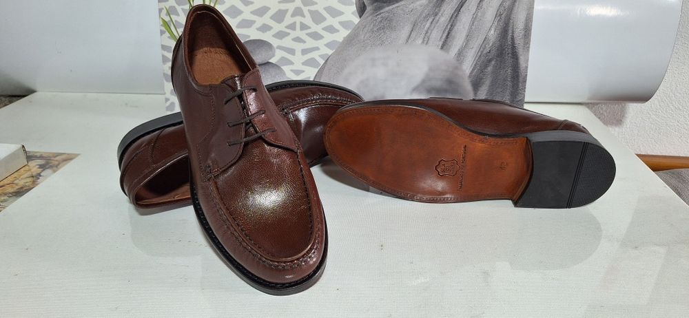 Calçado Homem  em pele e couro ,interior em pele.