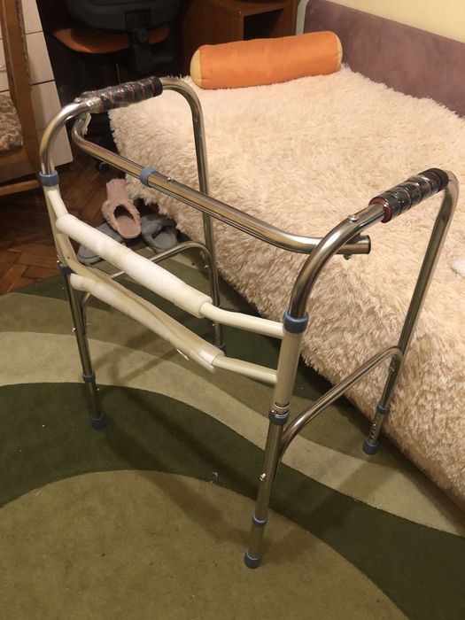 Ходунки для інвалідів чи для післяопераційого  відновлення