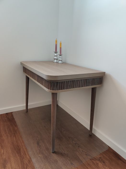 Secretária  laminada