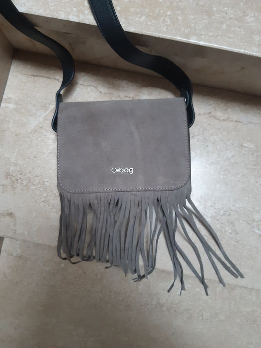 O bag listonoszka z fredzlami czarno beżowa