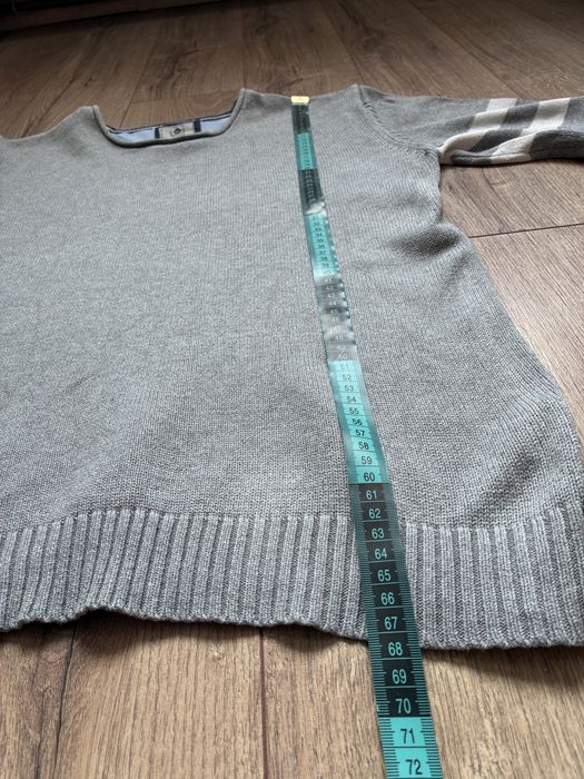 Sweter damski Carry z półokrągłym dekoltem Dwa paski na rękawie Carry Casual dept