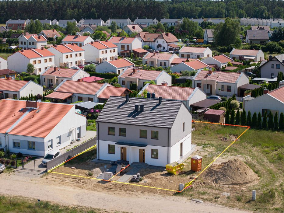 Usługi dronem, dron: filmowanie, fotografia. Nieruchomości, budynki.