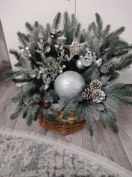 Новорічна композиція в плетеному кошику