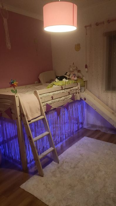 Cama alta de criança com colchão.