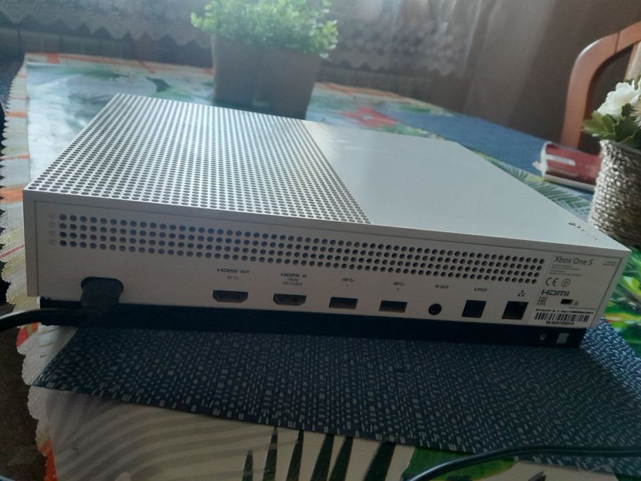 Xbox one s + pad  na sprzedaż