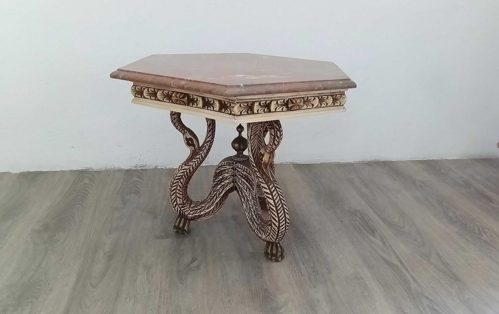 Mesa de centro com tampo em mármore e talha de madeira