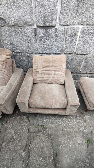 Conjunto Sofá [3 lugares] + 2 Poltronas + Repousa-pés