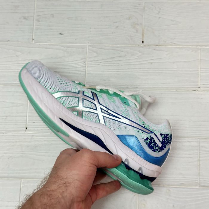 Жіночі кросівки asics