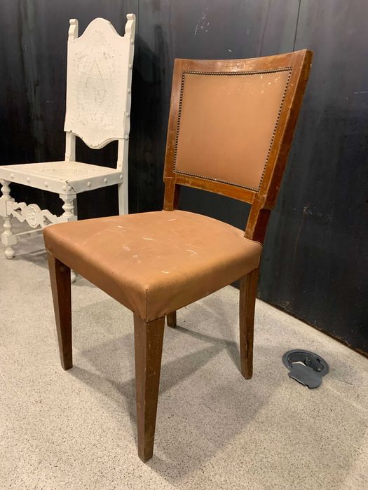 Cadeira olaio beje antiga vintage de madeira e estofo