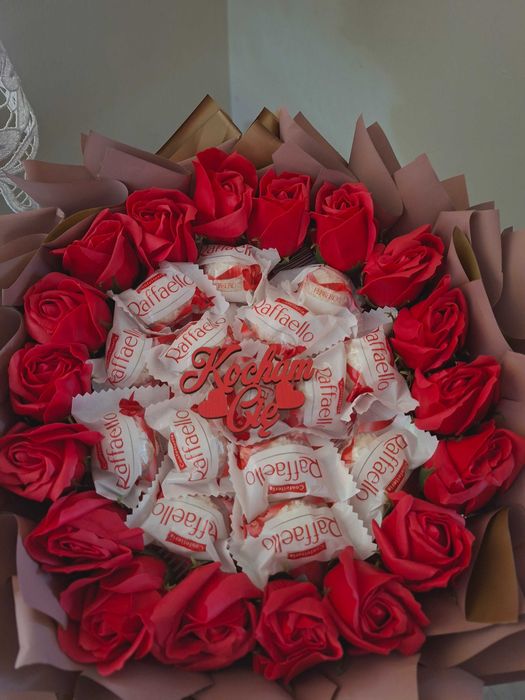 Bukiet na dzien mamy z mydlanych róż i pralin raffaello